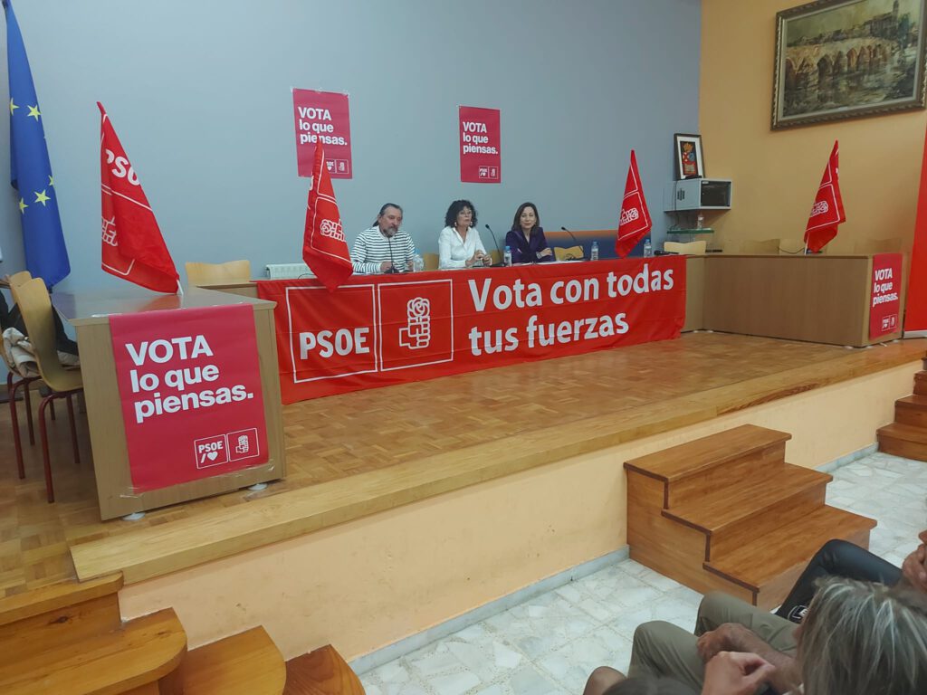 Miguel Ángel Rojo, Carmen Castrillo y Mar Arnaiz en un momento del mitin del PSOE