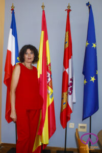 Castrillo posa ante la bandera local, nacional, autonómica y europea