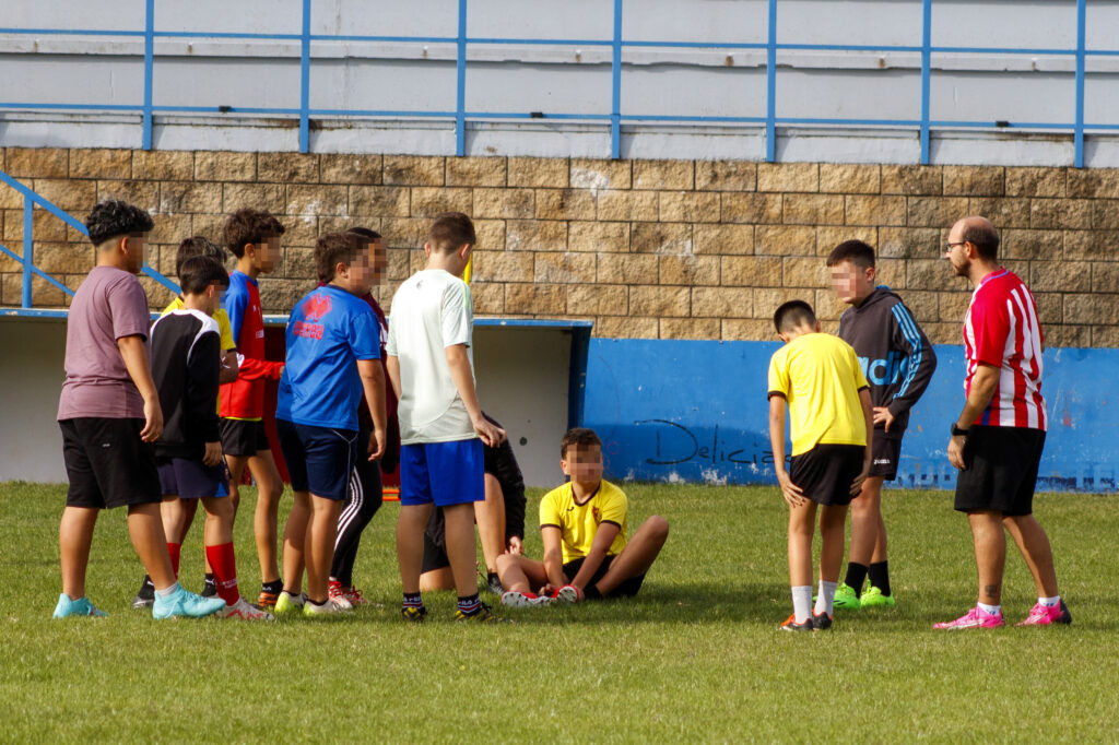 El equipo infantil en el entrenamiento de hoy, dirigidos por el entrenador y presidente Alberto Hernández