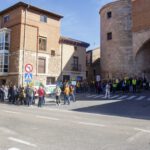 Instantes antes de comenzar las protestas, en el arco de la cárcel