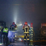 Los bomberos trabajan en el interior