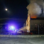 Vista lateral de la nave incendiada. A la izquierda, la autovía A1