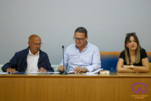 Pepe Barrasa (izquierda) y Leire Ortega (derecha) formaban la mesa de edad. En el centro el secretario municipal